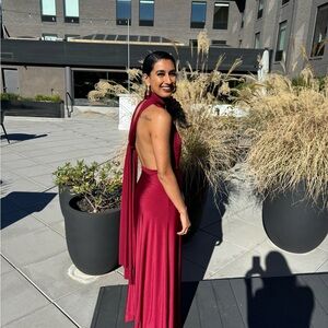 Elegant Red Evening Gown with Versatile Straps